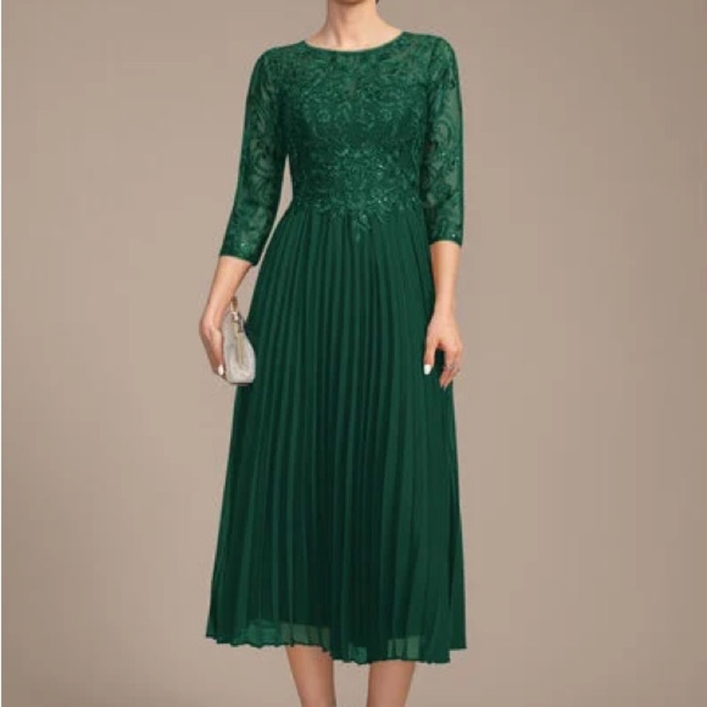 Green Pleated Midi Dress with 3/4 Sleeves